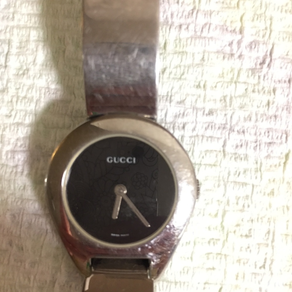 Gucci silver bangle and buckle watch - Picture 2 of 8
